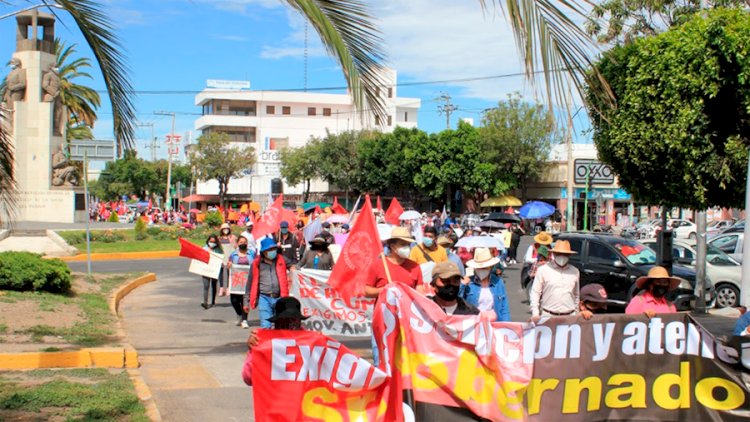 Marchan antorchistas en Pachuca y Huejutla exigen atención y solución