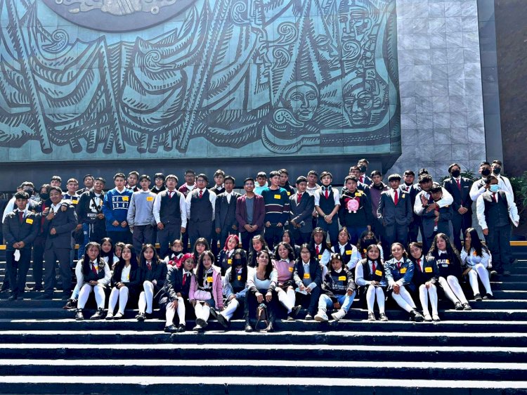 Alumnos de escuelas antorchistas visitan Cámara de Diputados en San