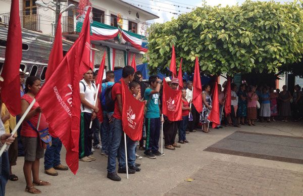 Grupo de campesinos y estudiantes en plantón  en Xilitla