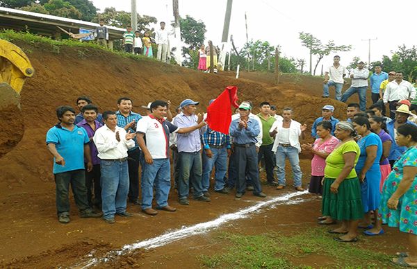 Antorcha coloca primera piedra para centro de salud en Soteapan