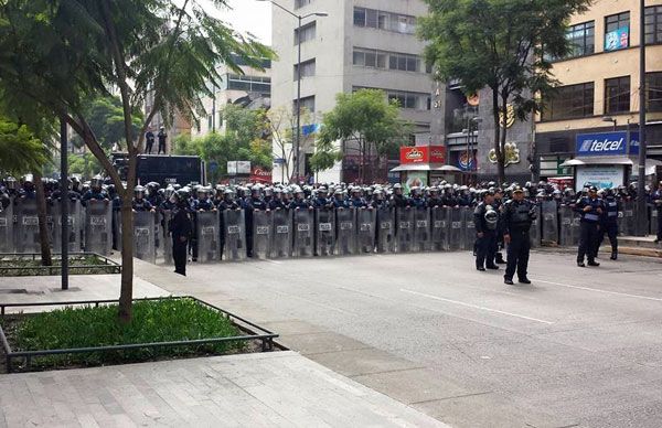 Bloquean  granaderos del D.F. marcha de  Antorcha