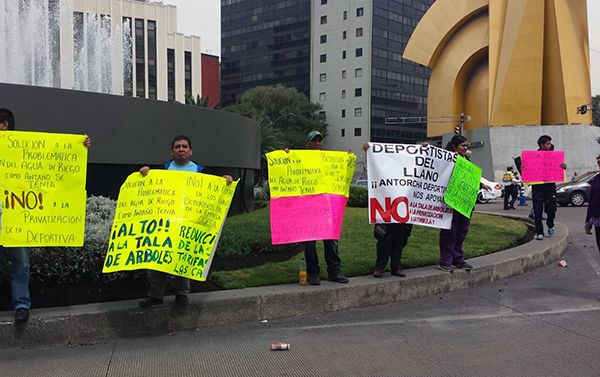 Con cadena humana la Comisión Deportiva del D.F. exige solución a sus demandas