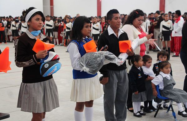 Logra Antorcha apoyo para escuelas