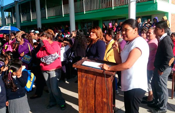 Apoya regidora antorchista a 11 escuelas de la capital