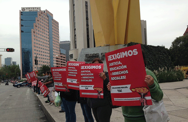 Integran michoacanos cadenas humanas que demandan justicia en el DF