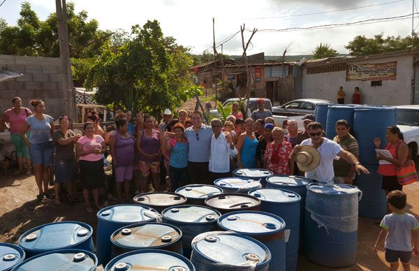 Por gestión antorchista la CEAPAS entrega recipientes de agua 