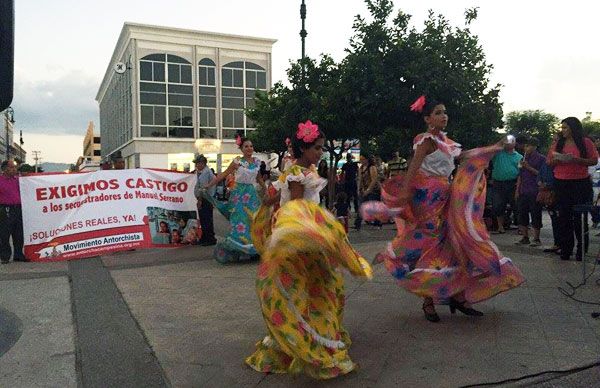 Antorchistas protestan con cultural en Hermosillo