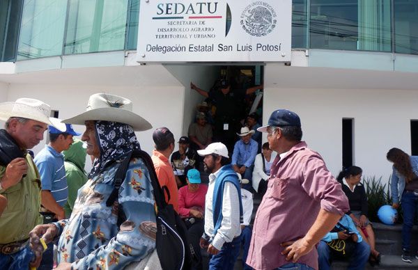 Cientos de campesinos se presentan en la SEDATU, piden solución a sus demandas. 