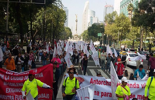 Antorchistas del D.F. exigen justicia en la marcha de los 100 mil mexicanos.