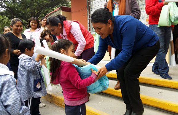 Entrega regidora antorchista apoyo educativo