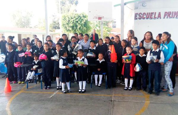 Entrega regidora antorchista mobiliario a primaria