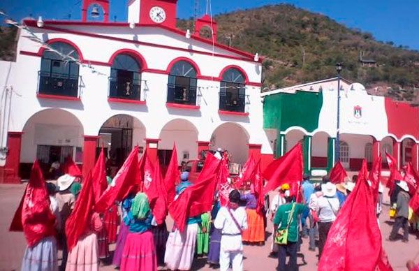 Antorchistas de El Nayar marchan en busca de solución