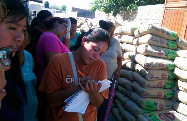 Entrega Antorcha cemento en Tlahualilo