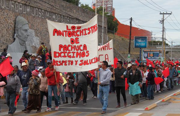 Instalan plantón frente a alcaldía de Pachuca   