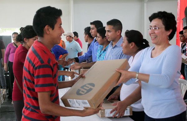 Entrega Antorcha 200 computadoras a estudiantes de la región Huasteca