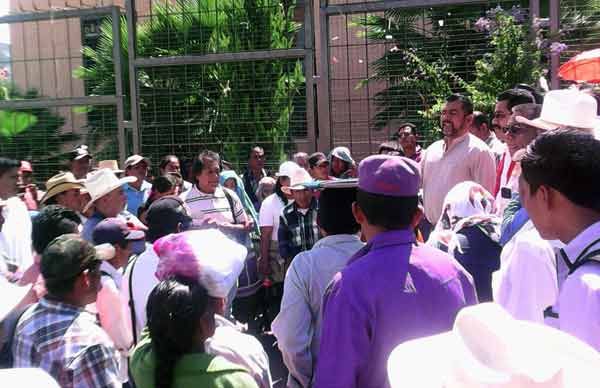 Primer encuentro entre Antorcha Campesina y autoridades del estado