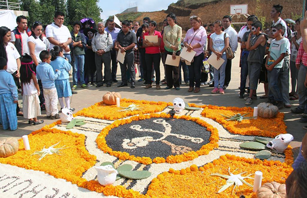 Escuelas antorchistas de Xalapa reviven a los muertos con exposición de ofrendas