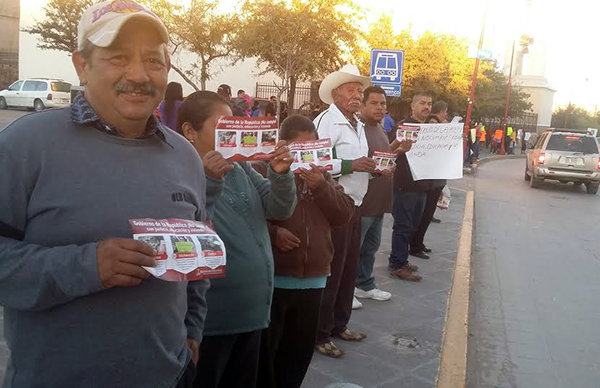 Antorchistas de Juárez se manifiestan con cadena humana para denunciar a la SEGOB