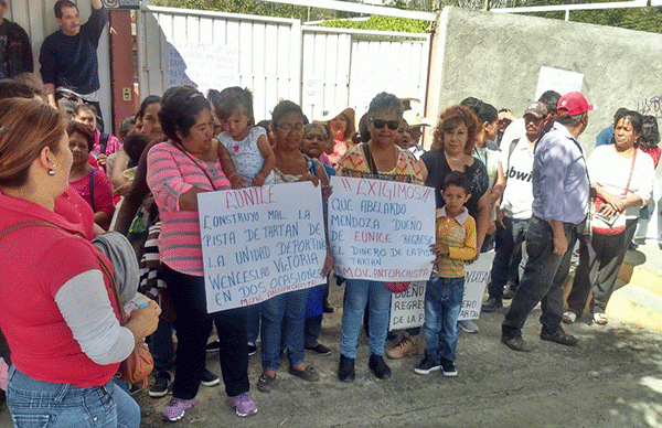 Protestan frente a constructora Eunice por querer quedarse con 1.2 mdp para pista de tartán