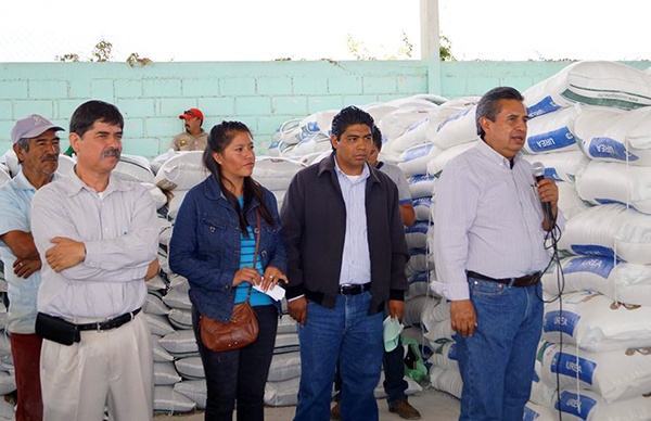 Entrega Antorcha más fertilizante en Mapimí