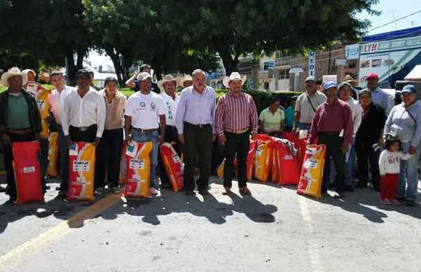 Entrega Antorcha semilla mejorada a productores de la región del Valle