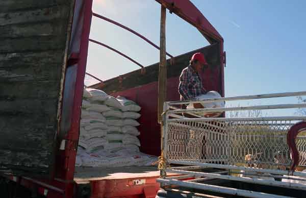 Reciben fertilizantes campesinos de Sauceda 