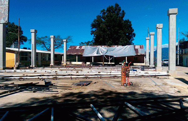 Antorcha construye techado de cancha en escuela de San Agustín Loxicha