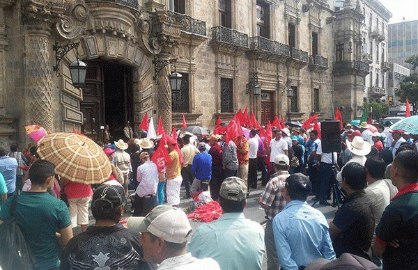 Antorchistas se quedan en plantón permanente frente a Palacio de Gobierno Jalisco