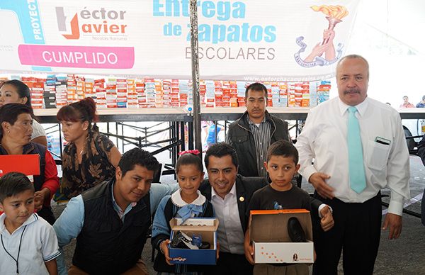 El diputado federal Héctor Javier álvarez apoya con calzado a estudiantes