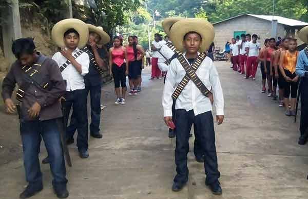 Celebran indígenas desfile conmemorativo de la Revolución