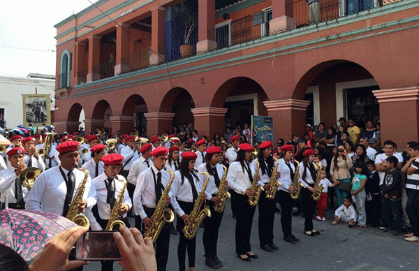 Por primera vez se integra y desfila una banda musicalizada escolar propia de Maravatío