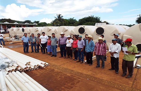 Alcalde antorchista entrega captadores pluviales a campesinos de Mecayapan