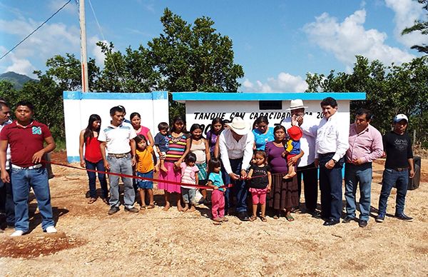 Alcalde antorchista pone en marcha obra de agua potable en Mecayapan