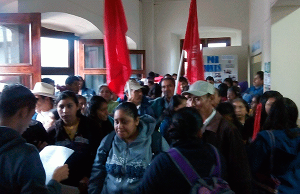 Presidente municipal ignora las peticiones de estudiantes en Xilitla