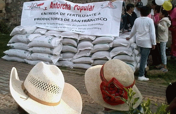 Antorcha apoya  con fertilizante a  campesinos de Xochimilco