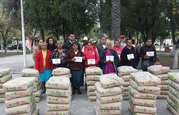 Antorchistas de Jaumave reciben paquetes de cemento