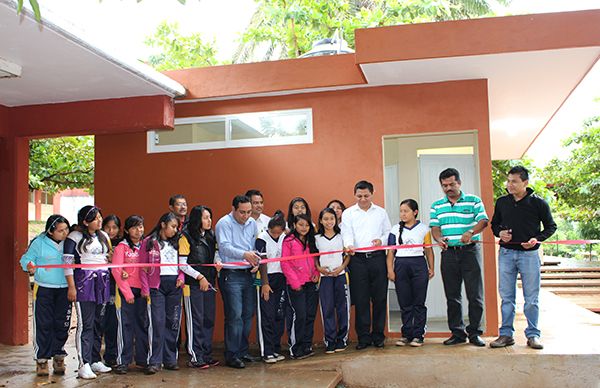 Alcalde antorchista inaugura obra de baños en escuela técnica de Soteapan 