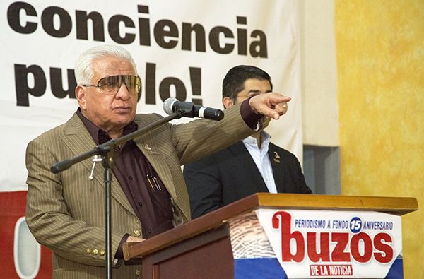 Felicit Aquiles C rdova l der de Antorcha a la Revista buzos