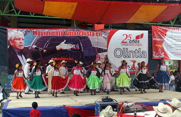 Celebran 25 años de Antorcha en Olintla