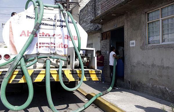 Antorcha abastece agua gratuita a los habitantes de la colonia Benito Juárez 