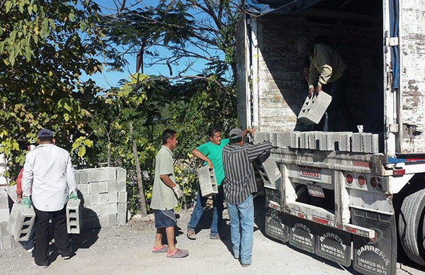 Antorcha entrega block a campesinos de Jaumave