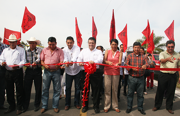 Inaugura Antorcha asfaltado de camino en Emiliano Zapata