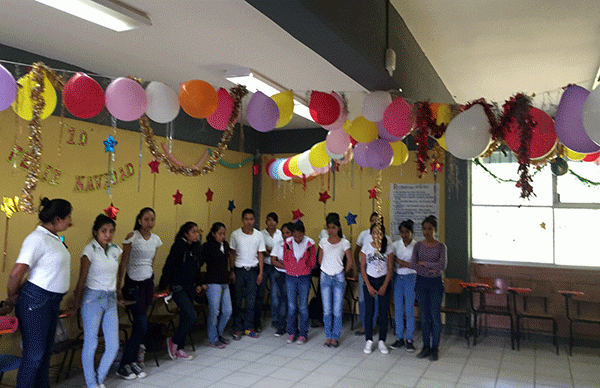 Estudiantes mejoran su escuela en Chapulhuacanito 