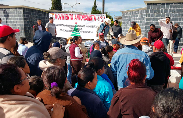 Entregan apoyos a más de 200 familias en San Antonio de Peñuelas