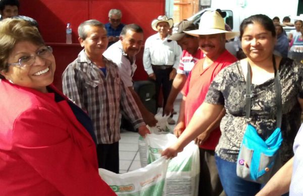 Entregan diputados antorchistas fertilizante en Cohuecan