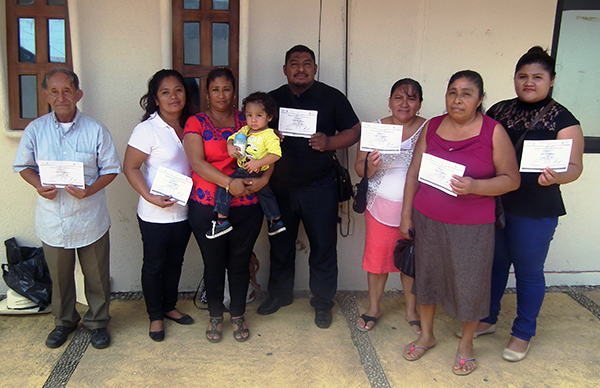 Reciben familias tabasqueñas certificados de apoyo a la vivienda