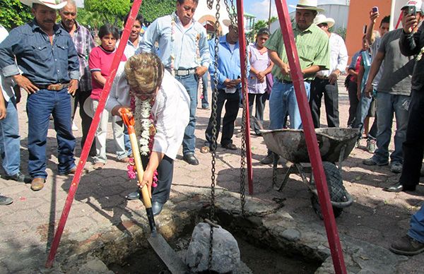 Coloca Hersilia Córdova primera piedra de techado