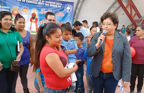 Chimalhuacán Festeja Día de Reyes con entrega de juguetes