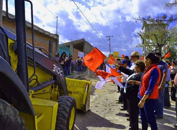 Diputada federal da banderazo de inicio a obras de adoquinamiento