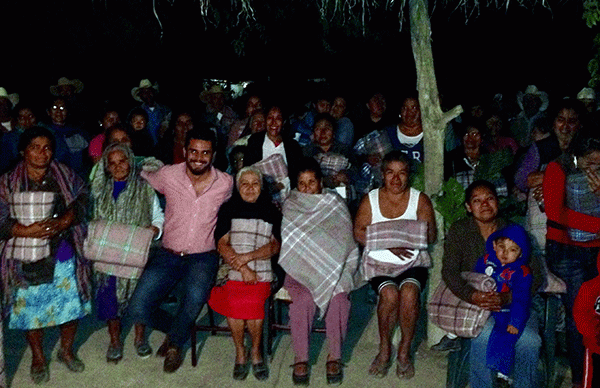 Antorchistas entregan cobijas en Río Verde